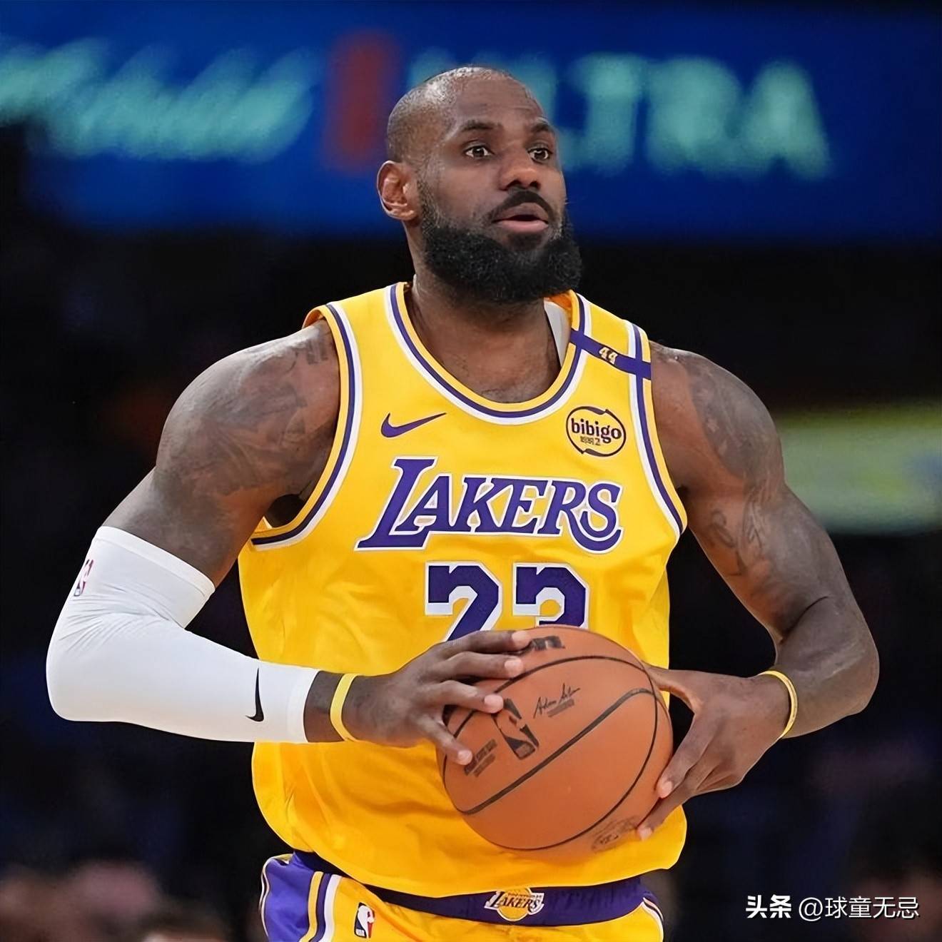 险胜引发热议！，詹姆斯在快船比赛中出色发挥赢得满堂喝彩的简单介绍