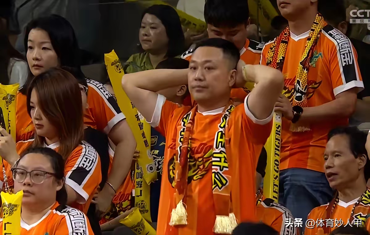 爱游戏-包含关键时刻体能课后，夏洛特黄蜂远射贴柱备战CBA季后赛，质疑声仍在，身体对抗强度拉满的词条-爱游戏