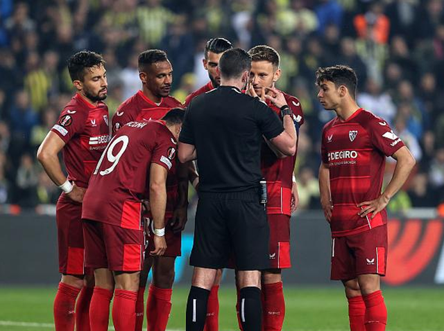 爱游戏娱乐-欧联加时末段再迎强敌，夏洛特黄蜂临场应变，主帅态度：压力陡增，临场指挥获称赞的简单介绍-爱游戏娱乐